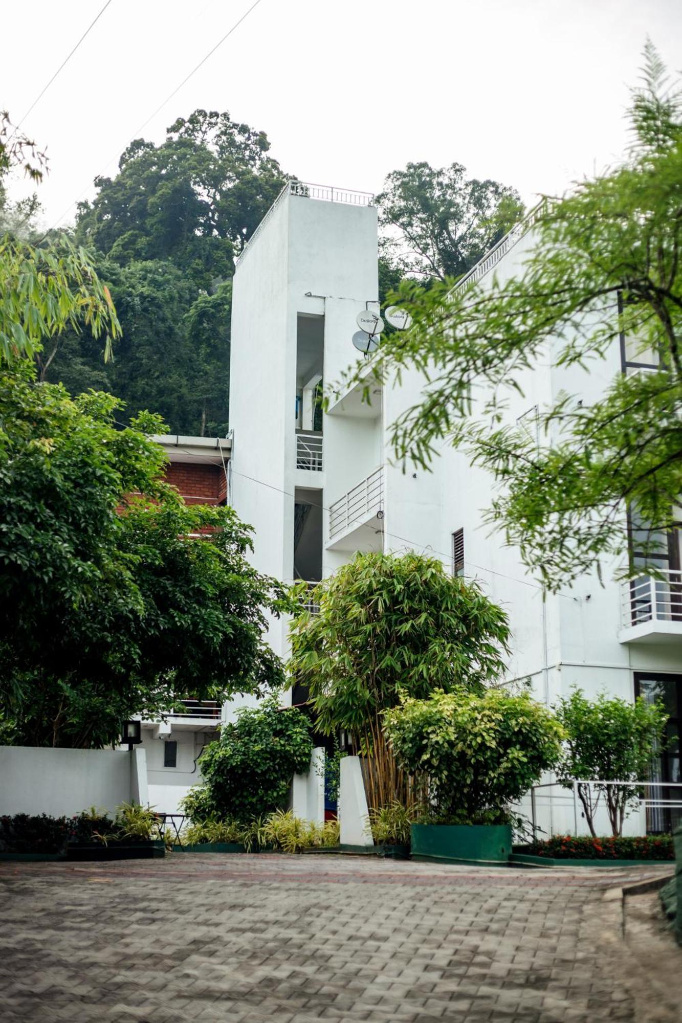 Capital Resort Inn Monaragala Exterior photo