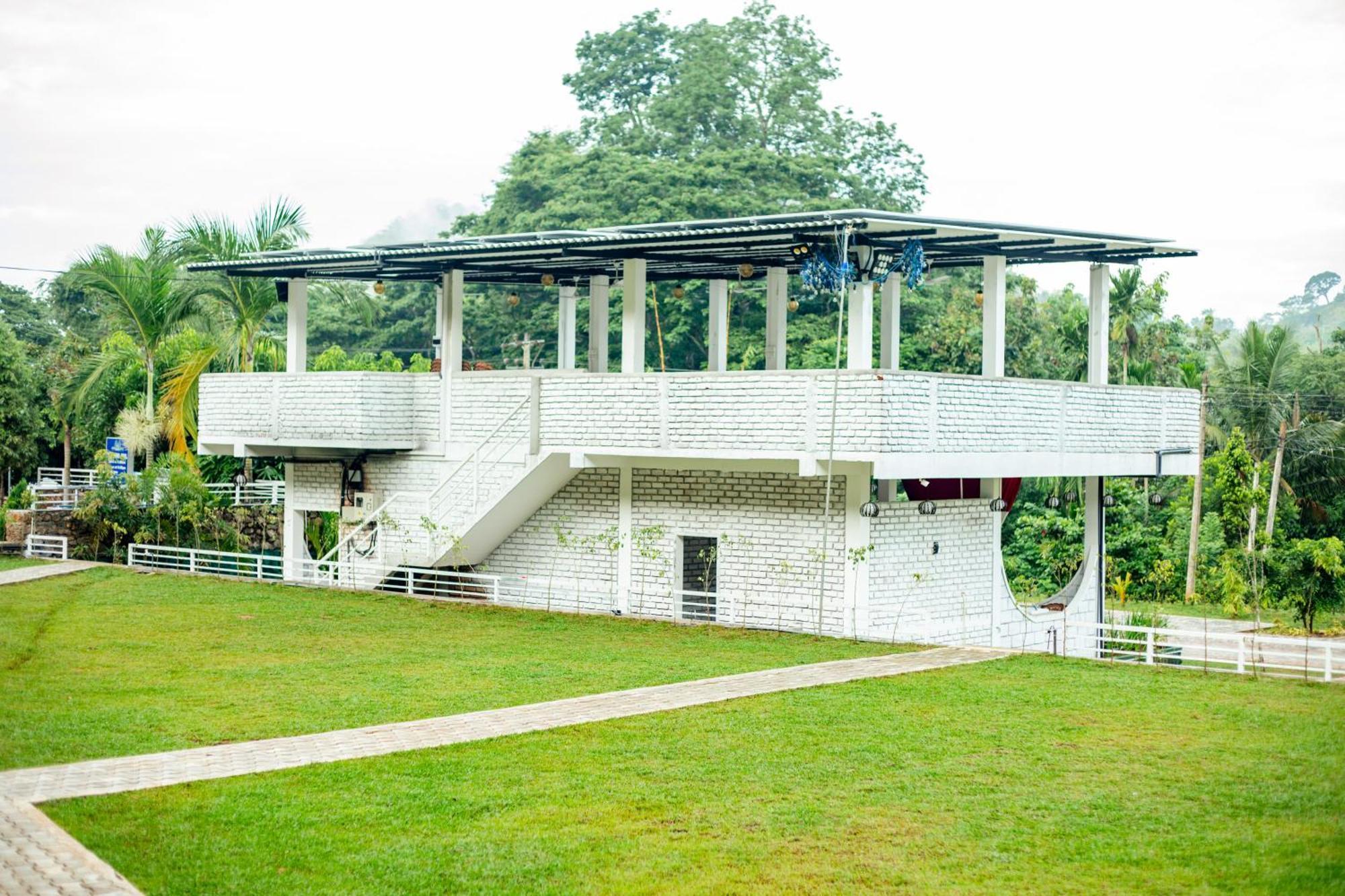 Capital Resort Inn Monaragala Exterior photo