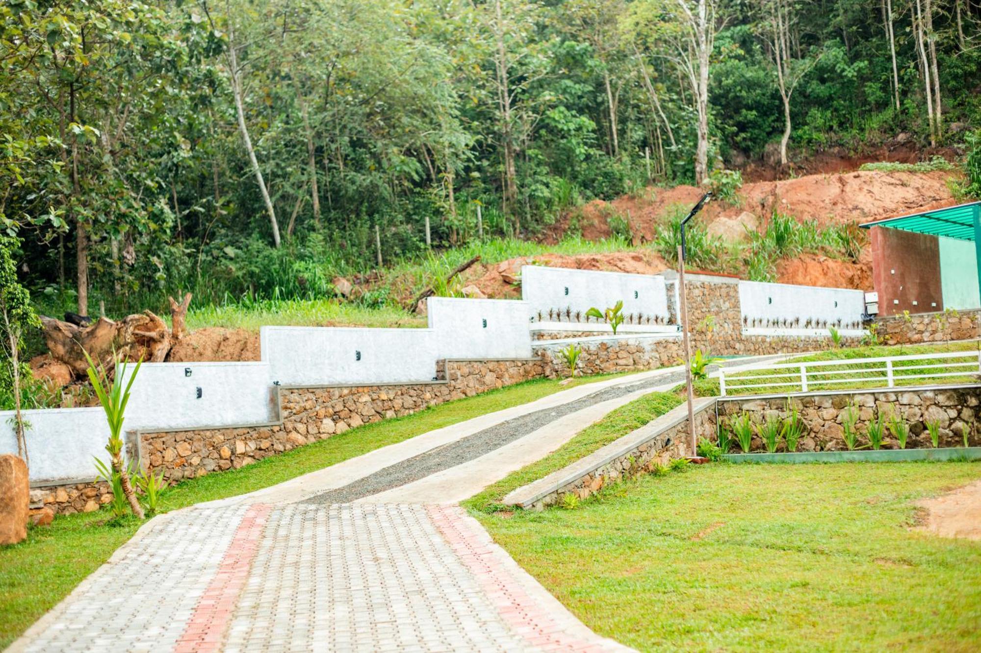 Capital Resort Inn Monaragala Exterior photo